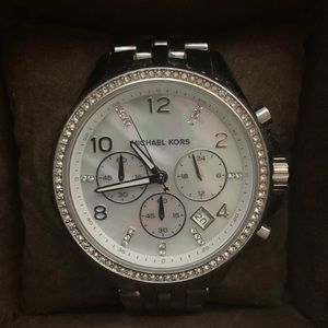 MICHAEL KORS SILVER WATCH WITH PEARL FACE